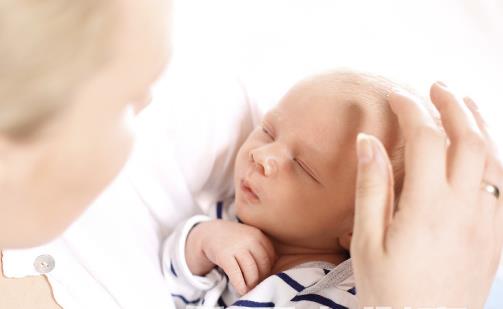 防止被宝宝咬乳头 找个安静的角落喂奶-八凡集