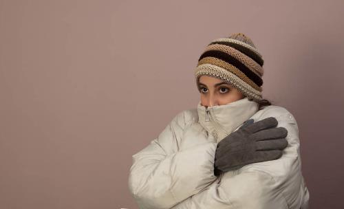 女性冬季手脚冰凉,是气血不足还是体虚?这是女性对寒冷