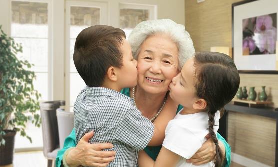 锻炼有助于改善老年人病情 最适合老人的8种在家锻炼法