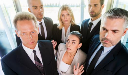 电梯的安全事故频出 被困在电梯的自救法-八凡集