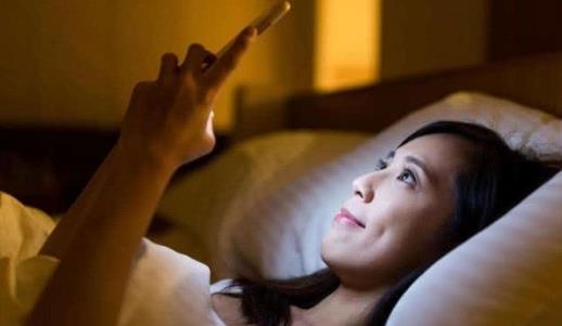 长期熬夜玩手机 当心8大危害-八凡集