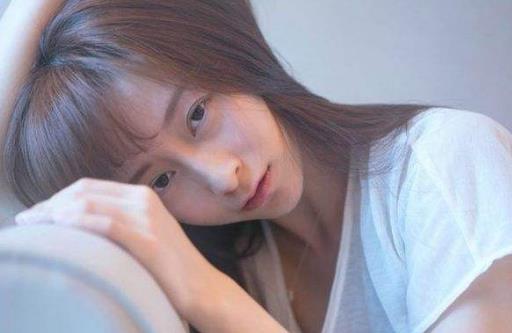 青春期少女容易有这些心理问题-八凡集