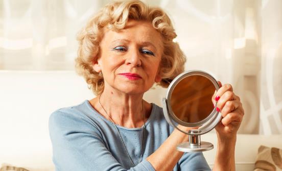 老人照镜子能发现疾病兆头 老人照镜子好处多多-八凡集