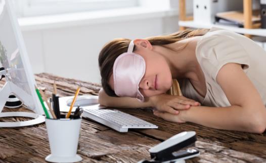 趴着睡午觉的四大危害 最理想的午睡方式-八凡集