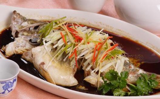 鱼刺卡住喉咙的9种解决方法 吃鱼时一定要小心谨慎-八凡集