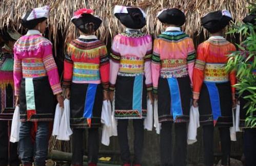 拉祜族的抢头巾风俗-八凡集