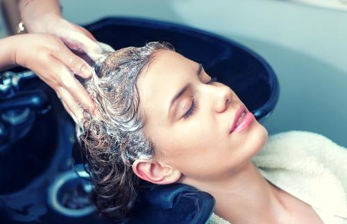 经期洗头是否会落病根 洗头最佳时间是早上还是晚上-八凡集