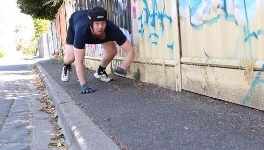 澳大利亚流行像猩猩一样跑步健身-八凡集