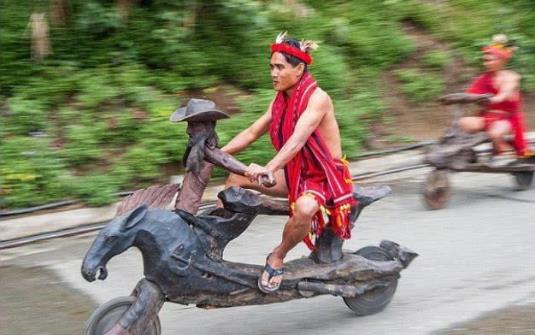 菲律宾一部落的交通工具 造型奇特 刹车完全靠脚-八凡集