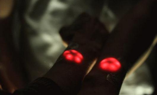 黑科技，生物黑客将LED灯移植体内-八凡集