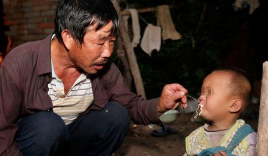 70岁老人娶20岁智障女，并生育两个孩子-八凡集