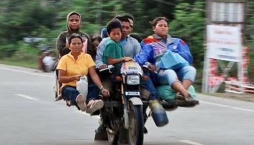 菲律宾将摩托车改成“土飞机” 一次能拉八个游客-八凡集