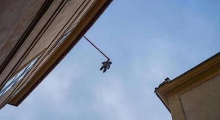 捷克首都布拉格一危险雕塑 高空中快掉下来的“人”