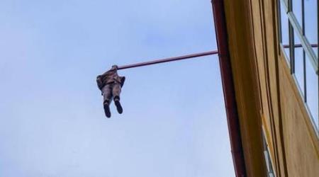 捷克首都布拉格一危险雕塑 高空中快掉下来的“人”-八凡集