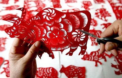 你知道最早的剪纸是什么吗?