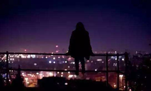 我问我自己活着是为什么是什么歌，谁的心在午夜漂泊唱出心酸