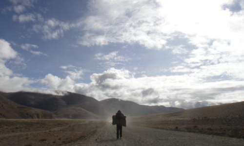 抖音这世界在撒谎是什么歌？简短三字歌听完想哭