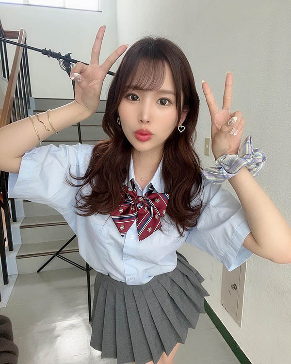 细腰巨乳学生妹《新井里真》精选品番作品推荐介绍及预览-八凡集